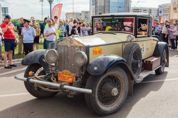 Novokuznetsk, Rusia, 13 de junio de 2019: El 7º Desafío del Automóvil de Pekín a París 2019. Rolls Royce Phantom I 1929 saliendo de la ciudad y yendo a otra etapa de rally . — Foto de Stock