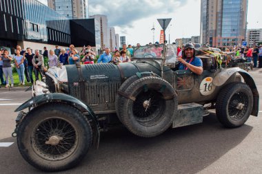 Novokuznetsk, Rusya, 14 Haziran 2019: 7. Bentley Speed Six 1934 şehirden ayrılıyor ve rallinin başka bir aşamasına geçiyor..