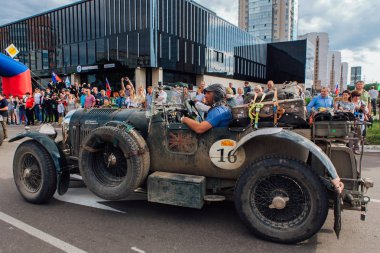 Novokuznetsk, Rusya, 14 Haziran 2019: 7. Bentley Speed Six 1934 şehirden ayrılıyor ve rallinin başka bir aşamasına geçiyor..
