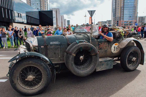 Novokuznetsk, Rusia, 14 de junio de 2019: El 7º Desafío del Automóvil de Pekín a París 2019. Bentley Speed Six 1934 abandona la ciudad y se dirige a otra etapa del rally . — Foto de Stock