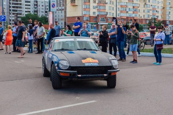 Novokuznetsk, Rusia-14 de junio de 2019: El 7º Desafío del Automóvil de Pekín a París 2019. Datsun 240Z 1972 saliendo de la ciudad y yendo a otra etapa de rally . — Foto de Stock