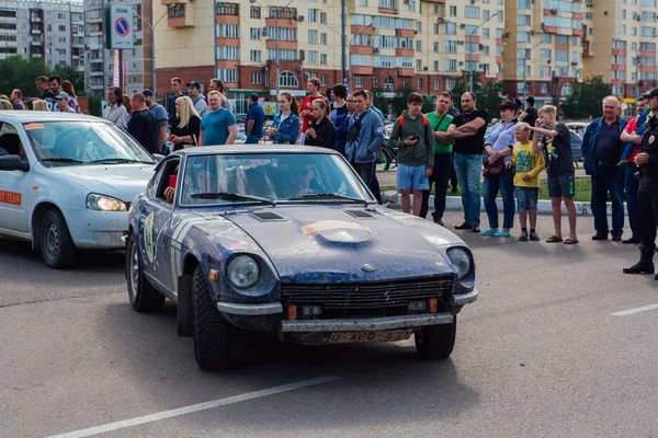 Novokuznetsk, Rusia-14 de junio de 2019: El 7º Desafío del Automóvil de Pekín a París 2019. Datsun 240Z 1971saliendo de la ciudad y yendo a otra etapa de rally . — Foto de Stock