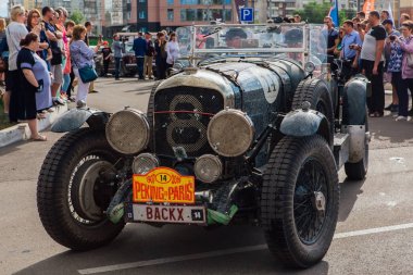 Novokuznetsk, Rusya, 14 Haziran 2019: 7. Bentley Speed 8 1931 şehirden ayrılıyor ve rallinin başka bir aşamasına geçiyor.