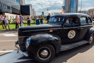 Novokuznetsk, Rusya-14 Haziran 2019: 7. Ford Deluxe Fordor 1940 şehirden ayrılıyor ve ralli nin başka bir aşamasına gidiyor.