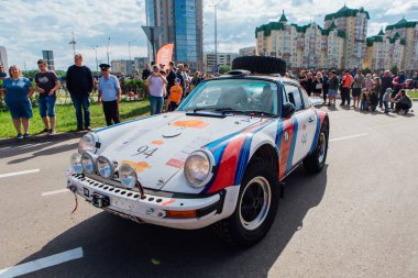 Novokuznetsk, Rusya-14 Haziran 2019: 7. Porsche 911 1974 şehirden ayrılıyor ve rallinin başka bir aşamasına geçiyor.