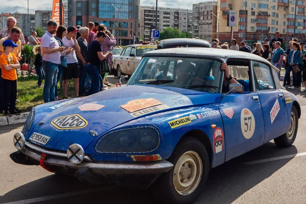 Novokuznetsk, Rusia-14 de junio de 2019: El 7º Desafío del Automóvil de Pekín a París 2019. Citroen DS20 1973 dejando la ciudad y yendo a otra etapa de rally . — Foto de Stock