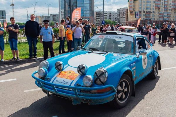 Nowokuźnieck, Rosja-14 czerwca 2019: The 7th Peking do Paris Motor Challenge 2019. Porsche 911 1973 pozostawiając miasto i przechodząc do kolejnego etapu rajdu. — Zdjęcie stockowe