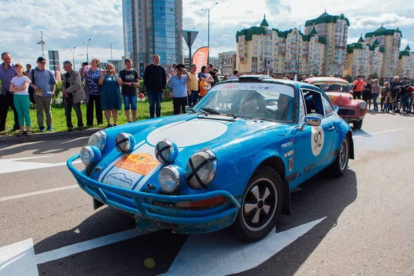 Novokuznetsk, Rusia-14 de junio de 2019: El 7º Desafío del Automóvil de Pekín a París 2019. Porsche 911 1973 saliendo de la ciudad y yendo a otra etapa del rally . — Foto de Stock