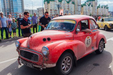 Novokuznetsk, Rusya-14 Haziran 2019: 7. Morris Minor 1959 şehirden ayrılıyor ve rallinin başka bir aşamasına gidiyor.