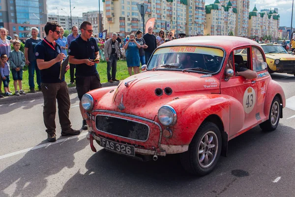 Novokuznetsk, Rusia-14 de junio de 2019: El 7º Desafío del Automóvil de Pekín a París 2019. Morris Minor 1959 saliendo de la ciudad y yendo a otra etapa de rally . — Foto de Stock