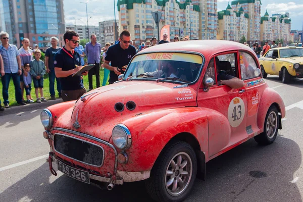 Nowokuźnieck, Rosja-14 czerwca 2019: The 7th Peking do Paris Motor Challenge 2019. Morris Minor 1959 pozostawiając miasto i przechodząc do kolejnego etapu rajdu. — Zdjęcie stockowe