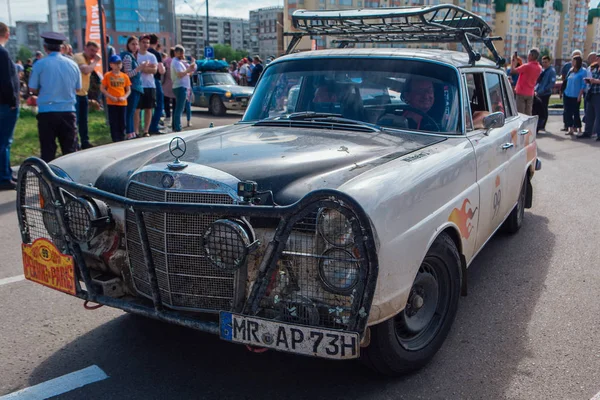 Novokuznetsk, Rusia-14 de junio de 2019: El 7º Desafío del Automóvil de Pekín a París 2019. Mercedes Benz 220 SEC b 1965 saliendo de la ciudad y yendo a otra etapa del rally . — Foto de Stock