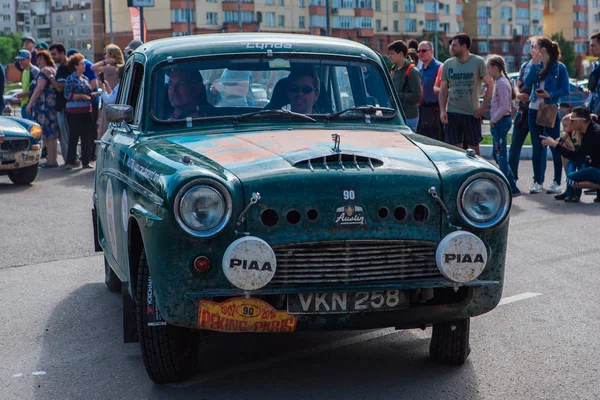 Novokuznetsk, Rusia-14 de junio de 2019: El 7º Desafío del Automóvil de Pekín a París 2019. Austin A90 Westminster 1955 dejando la ciudad y yendo a otra etapa de rally . — Foto de Stock