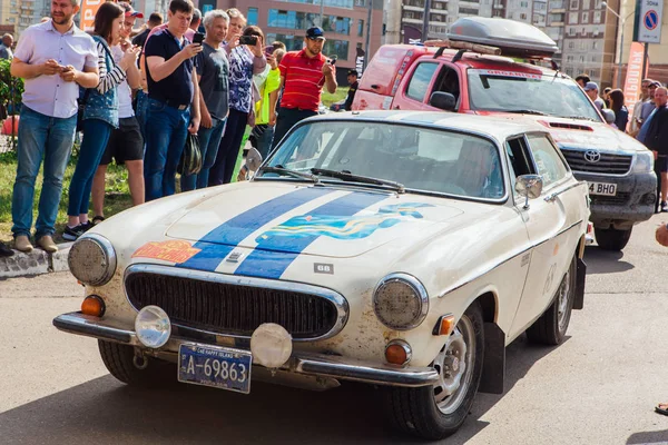 Nowokuźnieck, Rosja-14 czerwca 2019: The 7th Peking do Paris Motor Challenge 2019. Volvo P1800 es 1973 pozostawiając miasto i przechodząc do kolejnego etapu rajdu. — Zdjęcie stockowe