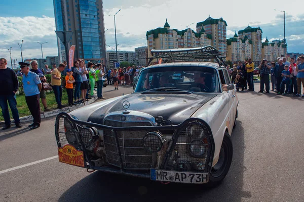 Novokuznetsk, Rusia-14 de junio de 2019: El 7º Desafío del Automóvil de Pekín a París 2019. Mercedes Benz 220 SEC b 1965 saliendo de la ciudad y yendo a otra etapa del rally . — Foto de Stock
