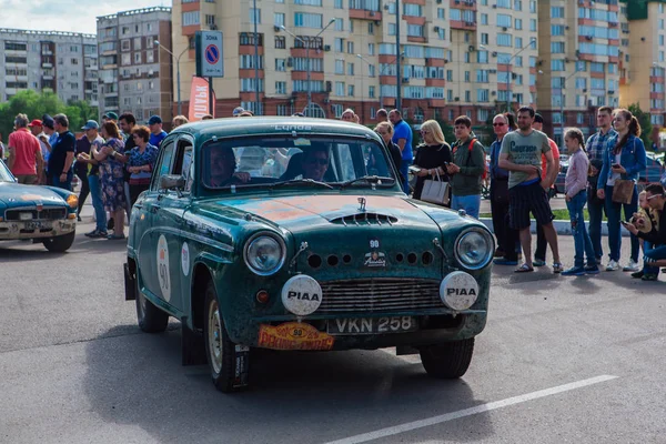 Novokuznetsk, Rusia-14 de junio de 2019: El 7º Desafío del Automóvil de Pekín a París 2019. Austin A90 Westminster 1955 dejando la ciudad y yendo a otra etapa de rally . — Foto de Stock