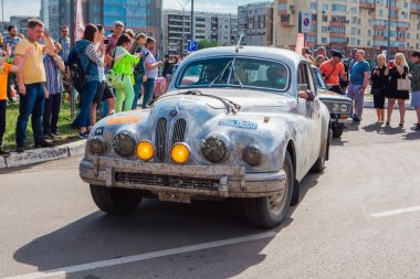 Novokuznetsk, Rusya-14 Haziran 2019: 7. Bristol 403 1954 şehirden ayrılıyor ve rallinin başka bir aşamasına geçiyor.
