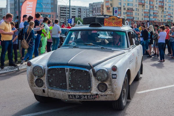 Novokuznetsk, Rusia-14 de junio de 2019: El 7º Desafío del Automóvil de Pekín a París 2019. Rover P5b 1969 saliendo de la ciudad y yendo a otra etapa de rally . — Foto de Stock