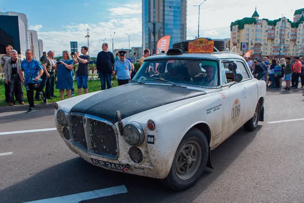 Nowokuźnieck, Rosja-14 czerwca 2019: The 7th Peking do Paris Motor Challenge 2019. Rover P5B 1969 pozostawiając miasto i przechodząc do kolejnego etapu rajdu. — Zdjęcie stockowe
