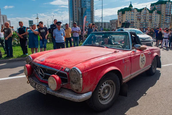 Nowokuźnieck, Rosja-14 czerwca 2019: The 7th Peking do Paris Motor Challenge 2019. Mercedes Benz 230sl 1964 pozostawiając miasto i przechodząc do kolejnego etapu rajdu. — Zdjęcie stockowe