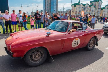 Novokuznetsk, Rusya-14 Haziran 2019: 7. Volvo P1800s 1968 şehirden ayrılıyor ve ralli başka bir aşamaya gidiyor.