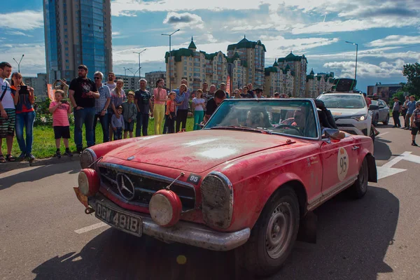 Novokuznetsk, Rusia-14 de junio de 2019: El 7º Desafío del Automóvil de Pekín a París 2019. Mercedes Benz 230SL 1964 saliendo de la ciudad y yendo a otra etapa del rally . — Foto de Stock