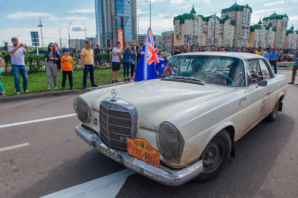 Novokuznetsk, Rusia-14 de junio de 2019: El 7º Desafío del Automóvil de Pekín a París 2019. 1964 Mercedes Benz 220 SEC b 1964 sale de la ciudad y va a otra etapa del rally . — Foto de Stock