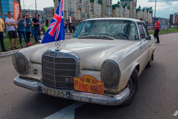 Novokuznetsk, Rusia-14 de junio de 2019: El 7º Desafío del Automóvil de Pekín a París 2019. 1964 Mercedes Benz 220 SEC b 1964 sale de la ciudad y va a otra etapa del rally . — Foto de Stock