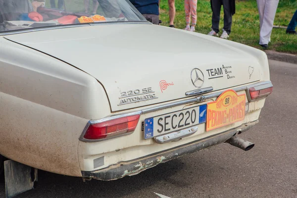 Novokoeznetsk, Rusland-14 juni 2019: de 7e Peking naar Parijs Motor Challenge 2019. 1964 Mercedes Benz 220 SEC b 1964 verlaten van de stad en naar een ander stadium van de rally. — Stockfoto