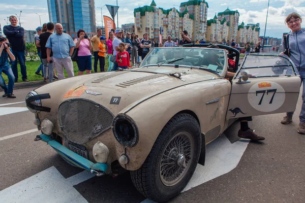 Novokuznetsk, Rusia-14 de junio de 2019: El 7º Desafío del Automóvil de Pekín a París 2019. Austin Healey 100-4 1954 saliendo de la ciudad y yendo a otra etapa de rally . — Foto de Stock