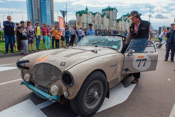 Novokuznetsk, Rusia-14 de junio de 2019: El 7º Desafío del Automóvil de Pekín a París 2019. Austin Healey 100-4 1954 saliendo de la ciudad y yendo a otra etapa de rally . — Foto de Stock
