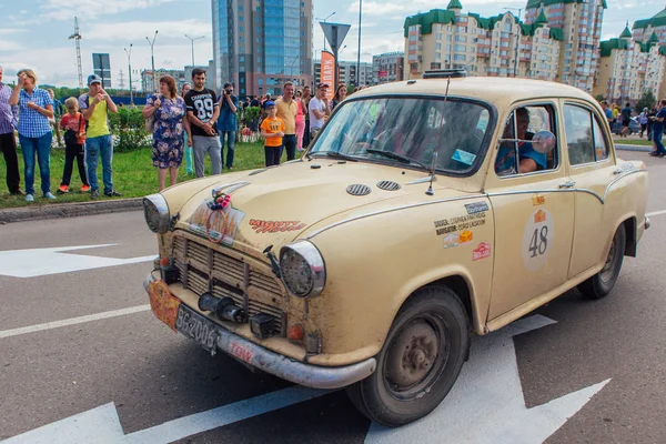Novokuznetsk, Rusia-14 de junio de 2019: El 7º Desafío del Automóvil de Pekín a París 2019. Morris Oxford 1958 dejando la ciudad y yendo a otra etapa de rally . — Foto de Stock