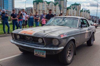 Novokuznetsk, Rusya-14 Haziran 2019: 7. Ford Mustang 1968 şehirden ayrılıyor ve ralli başka bir aşamaya gidiyor.