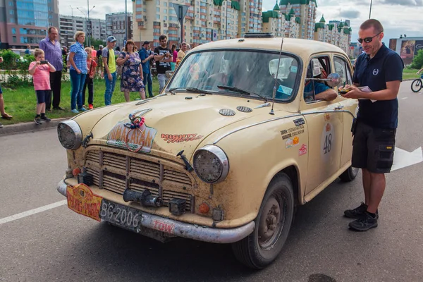 Novokuznetsk, Rusia-14 de junio de 2019: El 7º Desafío del Automóvil de Pekín a París 2019. Morris Oxford 1958 dejando la ciudad y yendo a otra etapa de rally . — Foto de Stock