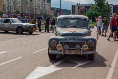 Novokuznetsk, Rusya-14 Haziran 2019: 7. Volvo Pv544 1961 şehirden ayrılıyor ve rallinin başka bir aşamasına geçiyor.