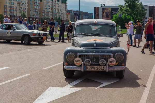 Novokuznetsk, Rusia-14 de junio de 2019: El 7º Desafío del Automóvil de Pekín a París 2019. Volvo PV544 1961 sale de la ciudad y va a otra etapa del rally . — Foto de Stock