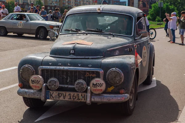 Novokuznetsk, russland-juni 14, 2019: die 7. peking to paris motor challenge 2019. volvo pv544 1961 verlassen die stadt und gehen auf eine andere bühne der rallye. — Stockfoto