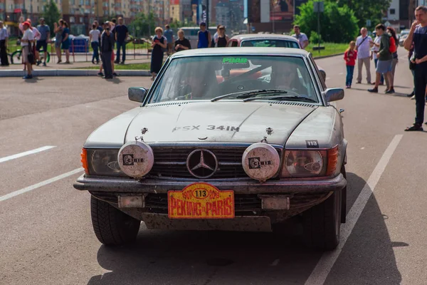 Nowokuźnieck, Rosja-14 czerwca 2019: The 7th Peking do Paris Motor Challenge 2019. Mercedes 450 SLC 1974 pozostawiając miasto i przechodząc do kolejnego etapu rajdu. — Zdjęcie stockowe