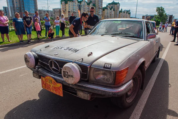 Nowokuźnieck, Rosja-14 czerwca 2019: The 7th Peking do Paris Motor Challenge 2019. Mercedes 450 SLC 1974 pozostawiając miasto i przechodząc do kolejnego etapu rajdu. — Zdjęcie stockowe