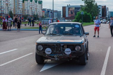 Novokuznetsk, Rusya-14 Haziran 2019: 7. Bmw 2002 Ti 1971 şehirden ayrılıyor ve rallinin başka bir aşamasına gidiyor.