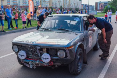 Novokuznetsk, Rusya-14 Haziran 2019: 7. Bmw 2002 Ti 1971 şehirden ayrılıyor ve rallinin başka bir aşamasına gidiyor.
