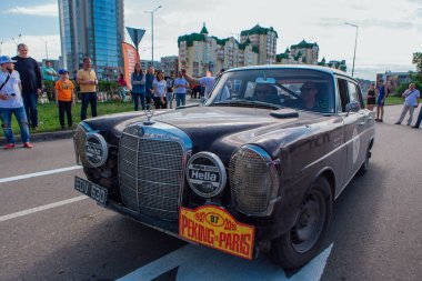 Novokuznetsk, Rusya-14 Haziran 2019: 7. Mercedes Benz 230s Fintail 1966 şehirden ayrılıyor ve ralli başka bir aşamaya gidiyor.