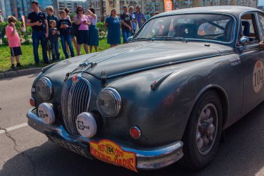 Novokuznetsk, Rusya-14 Haziran 2019: 7. Jaguar Mkii 1961 şehirden ayrılıyor ve rallinin başka bir aşamasına gidiyor.