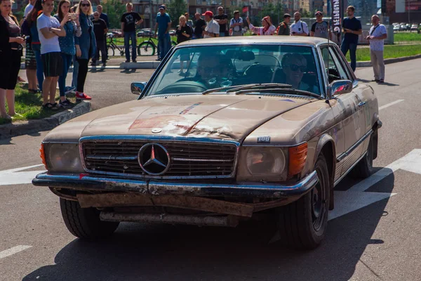 Novokuznetsk, Russie-14 juin 2019 : 7e édition du Peking to Paris Motor Challenge 2019. Mercedes Benz 350 SLC 1972 quitte la ville et passe à une autre étape du rallye . — Photo