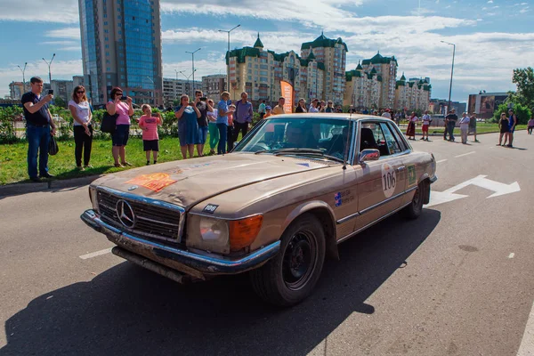 Nowokuźnieck, Rosja-14 czerwca 2019: The 7th Peking do Paris Motor Challenge 2019. Mercedes Benz 350 SLC 1972 pozostawiając miasto i przechodząc do kolejnego etapu rajdu. — Zdjęcie stockowe