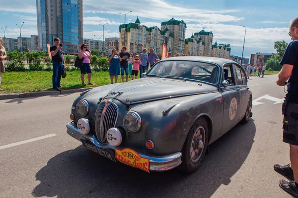 Novokuznetsk, Rusia-14 de junio de 2019: El 7º Desafío del Automóvil de Pekín a París 2019. Jaguar MkII 1961 saliendo de la ciudad y yendo a otra etapa de rally . — Foto de Stock