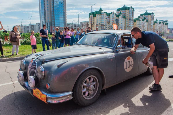 Novokuznetsk, Rusia-14 de junio de 2019: El 7º Desafío del Automóvil de Pekín a París 2019. Jaguar MkII 1961 saliendo de la ciudad y yendo a otra etapa de rally . — Foto de Stock
