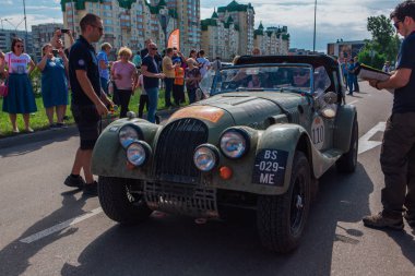 Novokuznetsk, Rusya-14 Haziran 2019: 7. Morgan Plus 8 1967 şehirden ayrılıyor ve rallinin başka bir aşamasına geçiyor..
