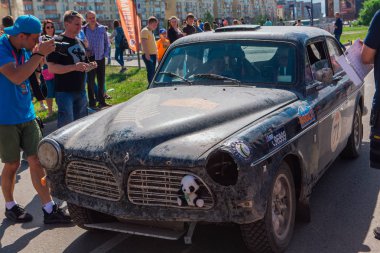 Novokuznetsk, Rusya-14 Haziran 2019: 7. Volvo 122s 1968 şehirden ayrılıyor ve rallinin başka bir aşamasına geçiyor.