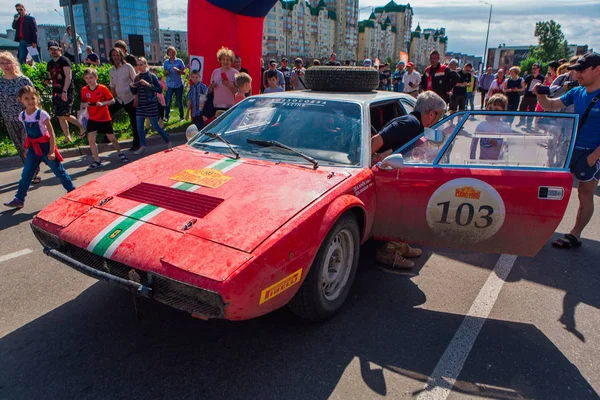 Novokuznetsk, Rusia-14 de junio de 2019: El 7º Desafío del Automóvil de Pekín a París 2019. Ferrari 208 GT4 1975 sale de la ciudad y va a otra etapa del rally . — Foto de Stock